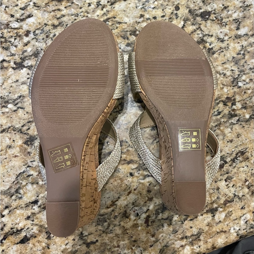 41 HAWTHORN JUDE WEDGE SLIDE SANDAL GOLD - 6 - Picture 4 of 4
